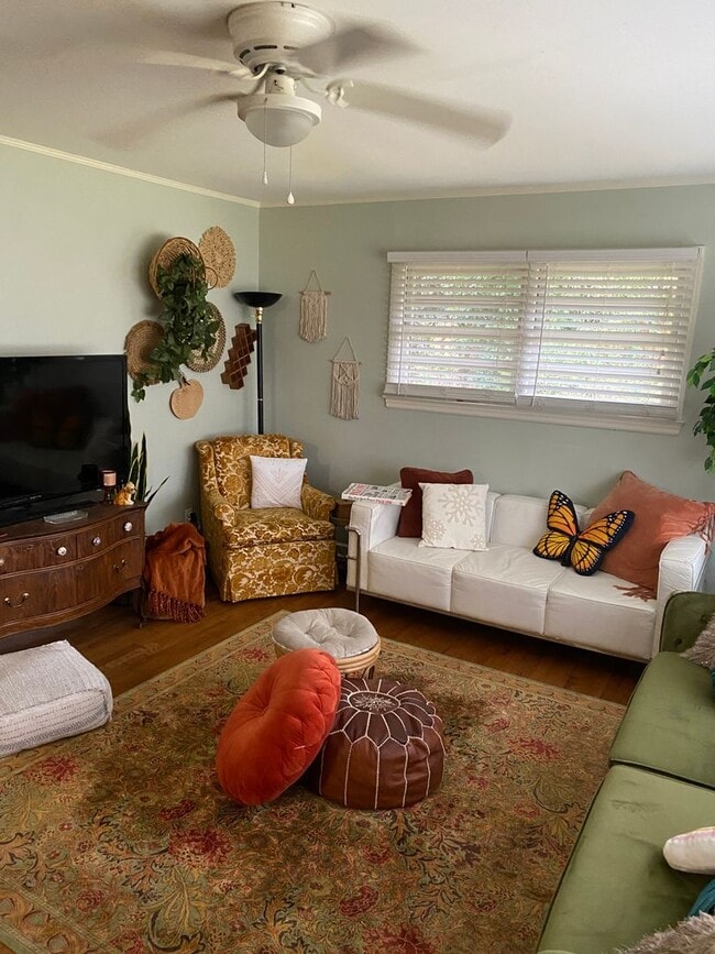 Building Photo - Three Bedroom off Miledge