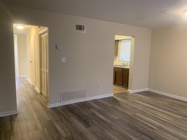 Building Photo - 2675 Picardy Cir S