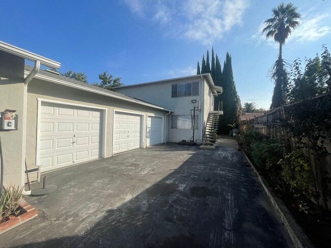 Building Photo - $3095 - Cozy 2/1 in the heart of Downtown San Jose