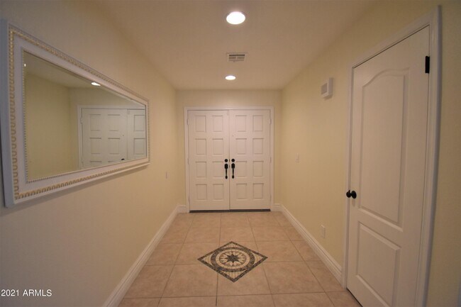 Building Photo - 2615 E Claire Dr