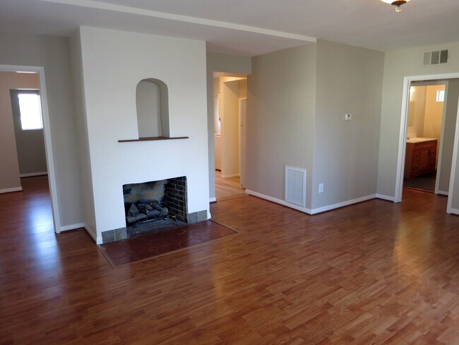Building Photo - 921 Morada Pl