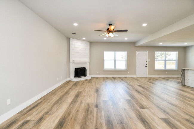 Building Photo - 1621 Lesli Dr