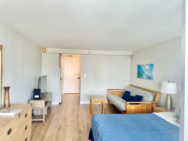 Building Photo - Furnished Studio in Waikiki