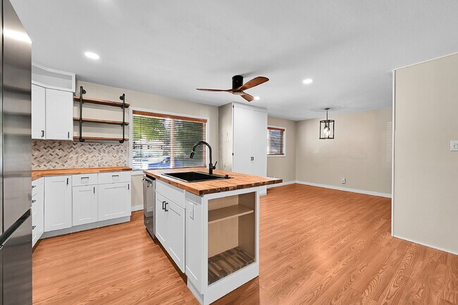 Foto del edificio - $2,095.00 - 3 Bedrooms, 2 Bathrooms, Single Family Home in Colorado Springs with Fenced Yard!