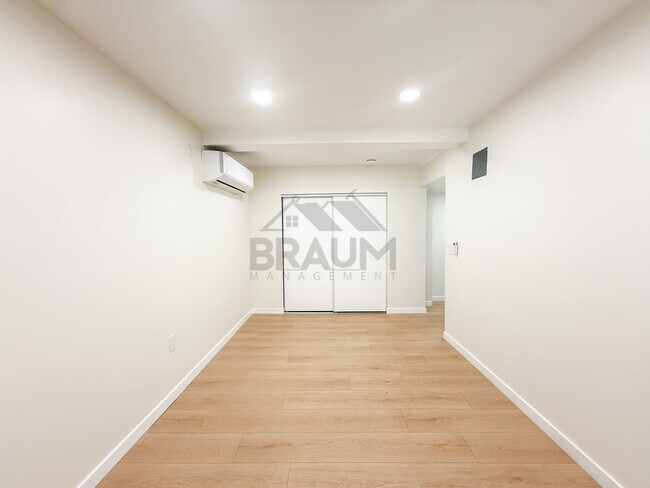 Foto del edificio - 15634 Leadwell St