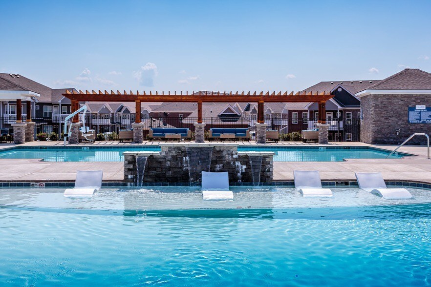 Piscina larga y entrada de playa - The MarQ