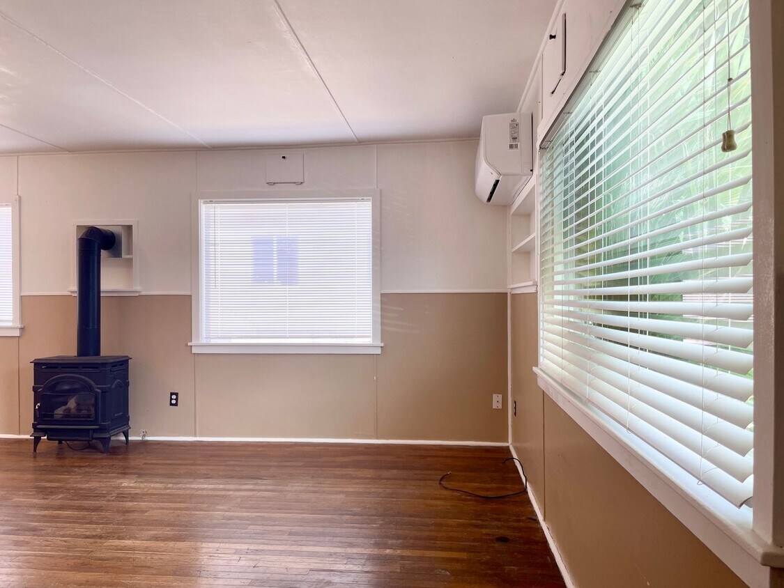 Primary Photo - Charming 1 Bedroom