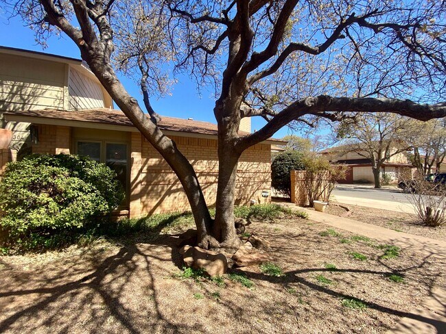 Foto del edificio - 2 Bed 2.5 Bath Townhome Now Available