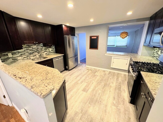 Foto del edificio - 3BR/1BA Beautiful Port Richmond Home with ...