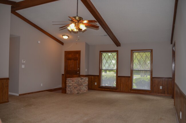 Building Photo - Spacious Home Available Now!