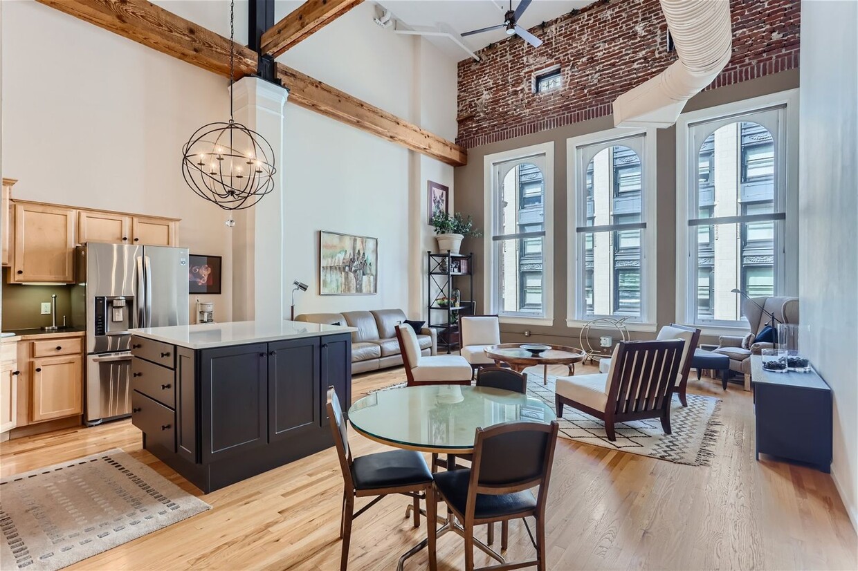 Foto principal - Stunning Downtown Loft w/23 ft. Ceilings -...