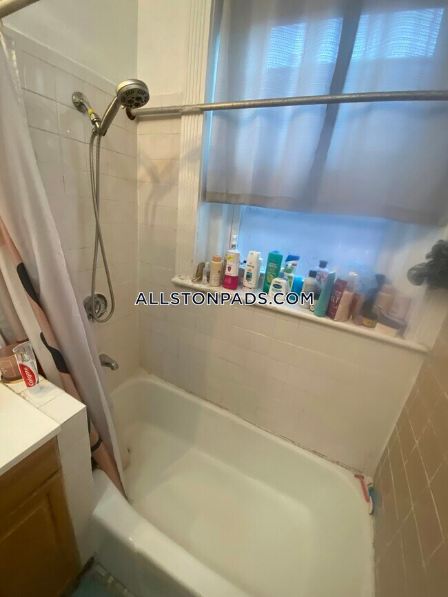 Building Photo - 32 Glenville Ave