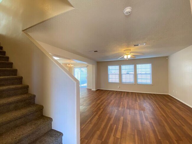 Building Photo - Nice 3BR 2 Story - Great Location