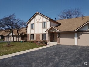 Building Photo - 900 Surrey Dr
