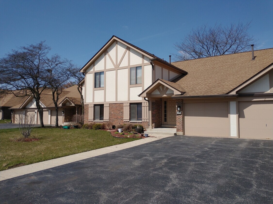 Foto principal - 900 Surrey Dr