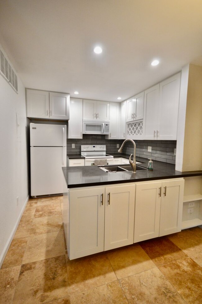 Building Photo - Remodeled 2 Bedroom Townhome in Fullerton