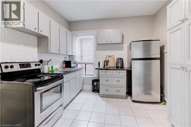 Building Photo - 285 Hess St S