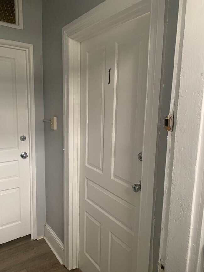 Building Photo - 1/2 Off 2nd Month Rent Special! Beautiful ...