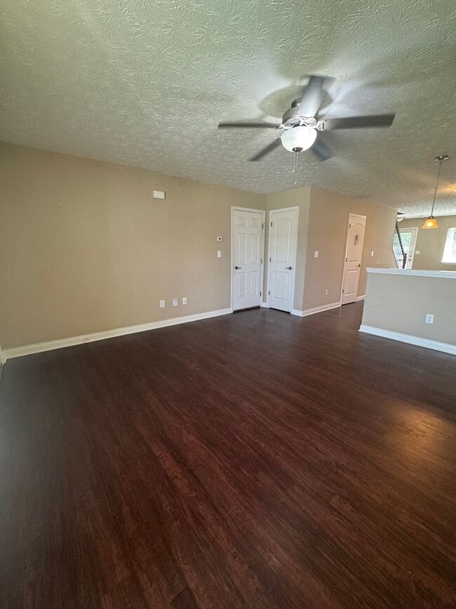 Building Photo - 3 Bedroom Single Family Home