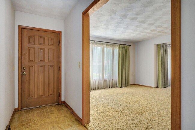 Foto del edificio - Beautiful All Brick home located next to G...