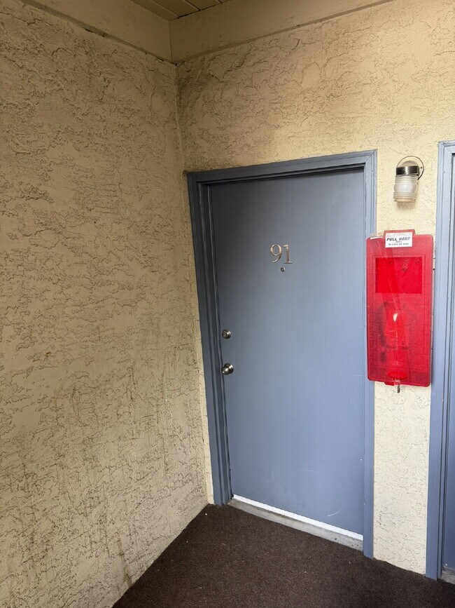 Foto del edificio - Updated & Clean 2BR Condo - Utilities Included - Laundry, Parking & Pool