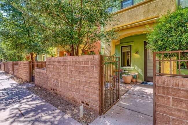 Building Photo - Fantastic home located in A Gated Communit...