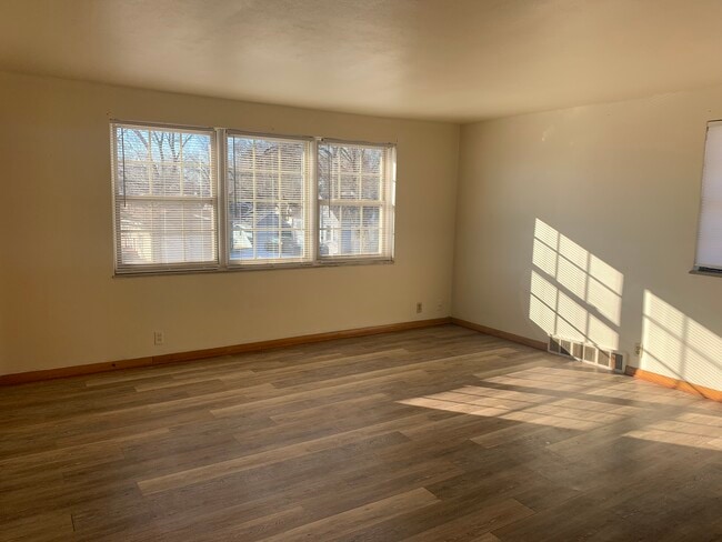 Building Photo - 715 W Ridge Rd