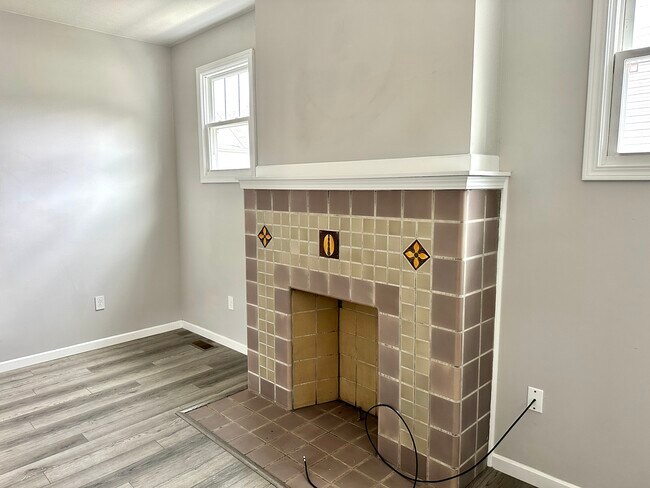 Decorative fireplace - 128 Edgington Ln