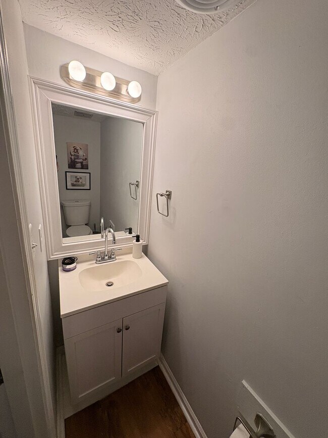 Foto del edificio - JAMESTOWN #30 | 2B/2.5B PRELEASING