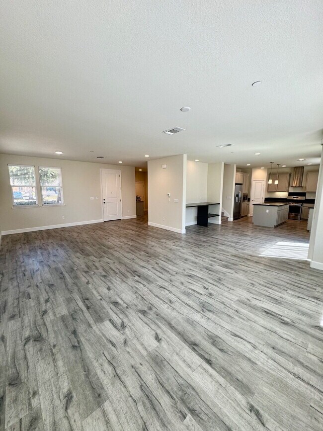 Foto del edificio - Freshly Painted 4 Bedroom Home with 3-Car Garage in Brentwood
