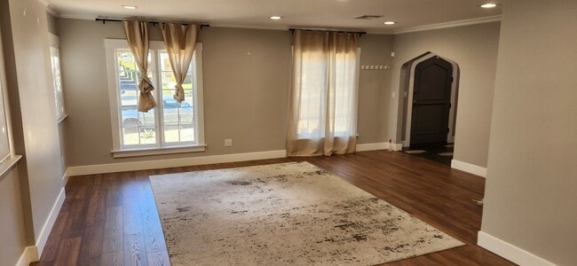 Sala de estar delantera - 1112 N Lake Ave