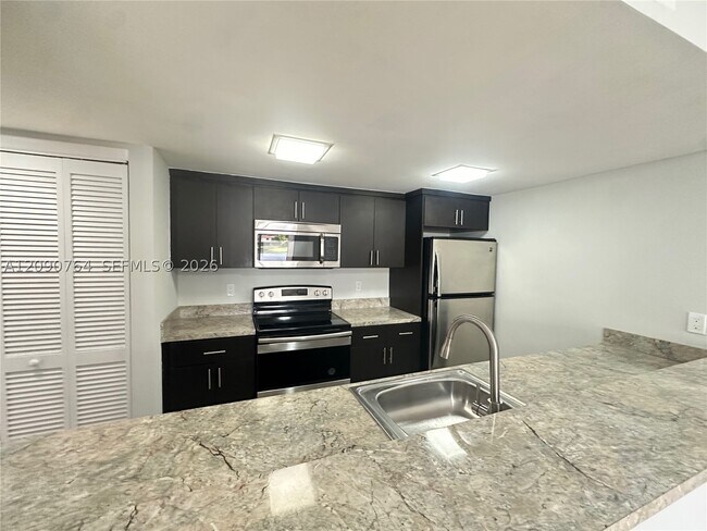 Building Photo - 6848 SW 37th St