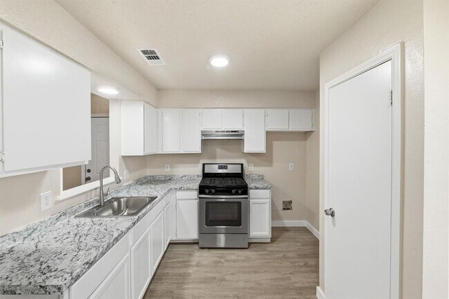 Foto del edificio - 2204 Donahue Ln