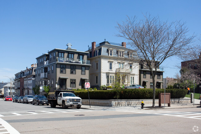 Building Photo - Collins Mansion Condominiums