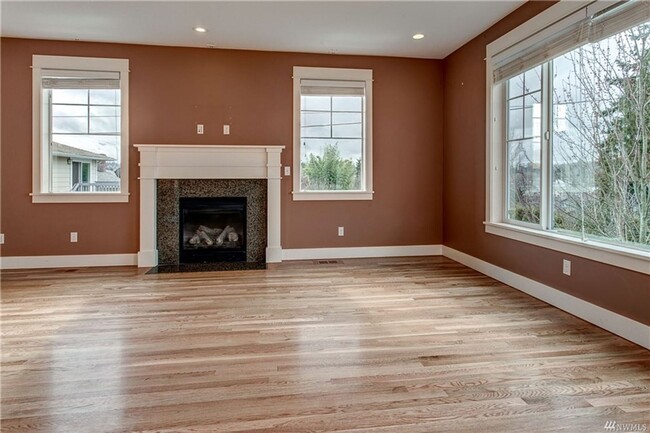 Building Photo - Seward Park 4 bedroom 3.5 bath Available now.