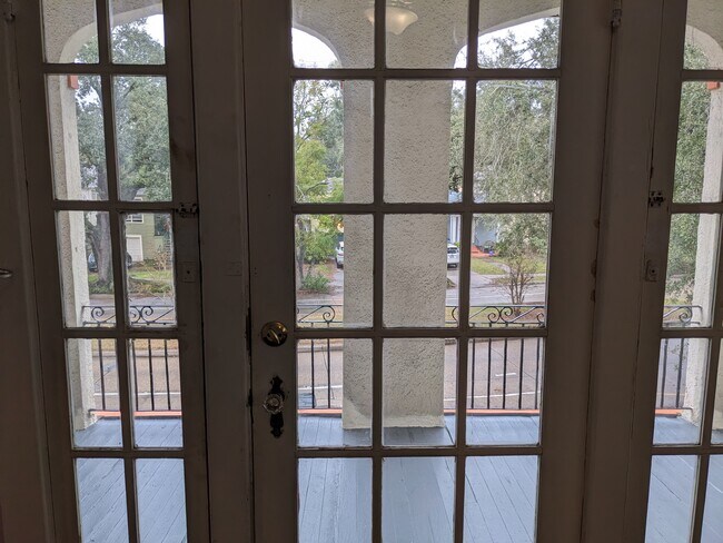 Building Photo - 4427 Fontainebleau Dr