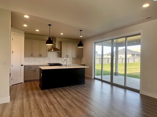 Foto del edificio - West Vinyard Estates 3 br plus den 4 car