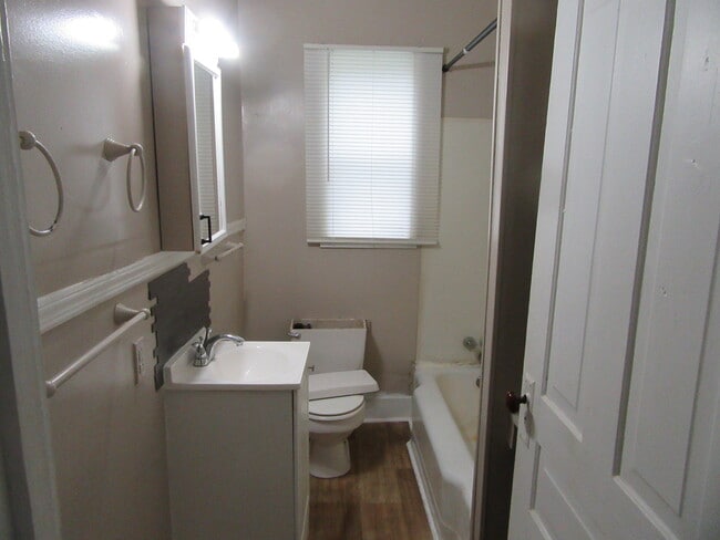 Building Photo - 513 N McQueen St