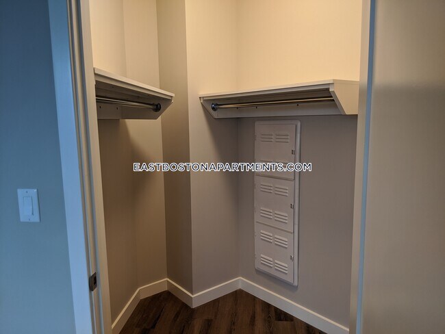 Foto del edificio - 80 Piers Park Ln