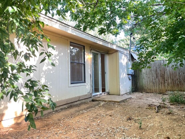 Building Photo - Easy Living 2 Bedroom 2 Bath Duplex