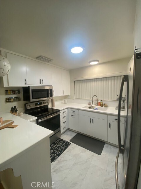 Foto del edificio - 1745 Maple Ave