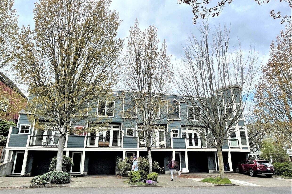 Foto principal - NW townhouse with double Master Suites, pa...