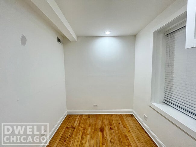 Building Photo - 1851 W Dickens Ave