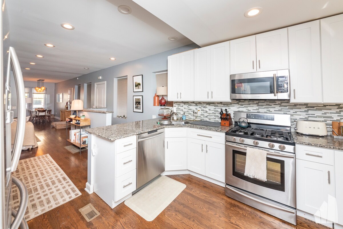Primary Photo - 2335 W Moffat St