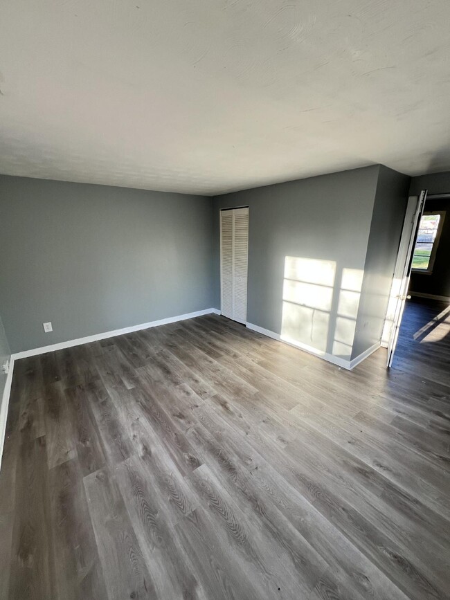 Building Photo - Cozy 2-Bedroom Townhouse in Louisville, KY...