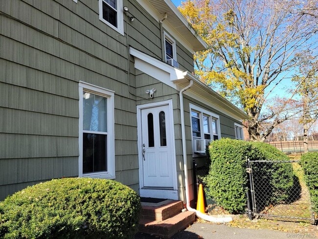 Building Photo - 475 Route 25a Unit UNIT B