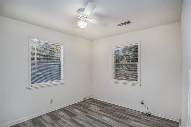 Building Photo - 5253 Brookdale Dr