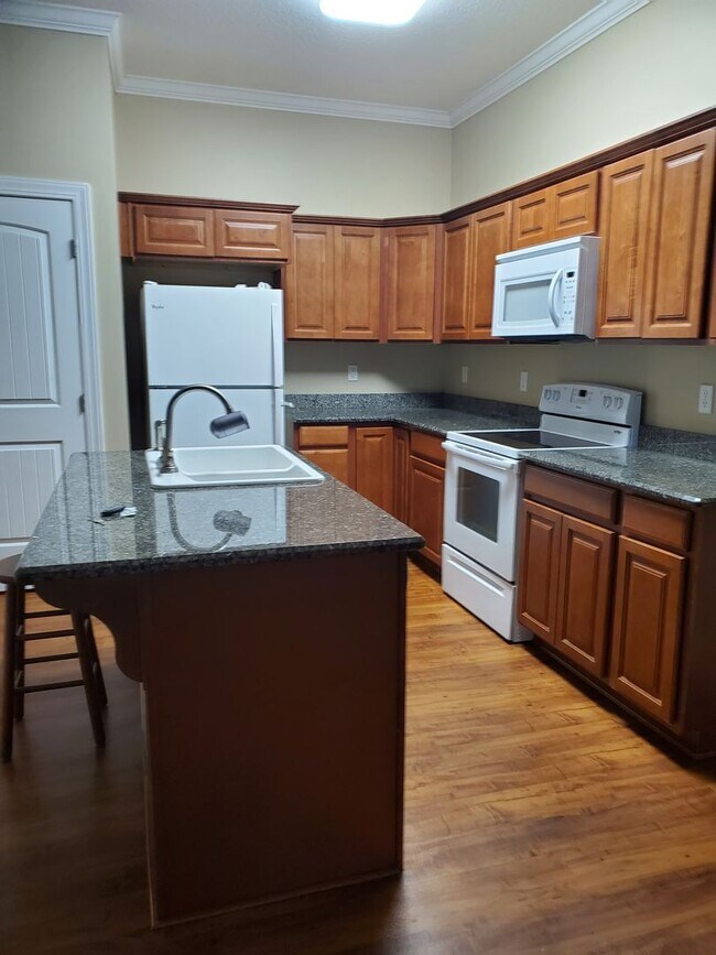 Foto del edificio - City of Maryville 37801 - 2 Bedrooms, 2 Bath Condo - Contact Karen Robertson (865) 454-7626