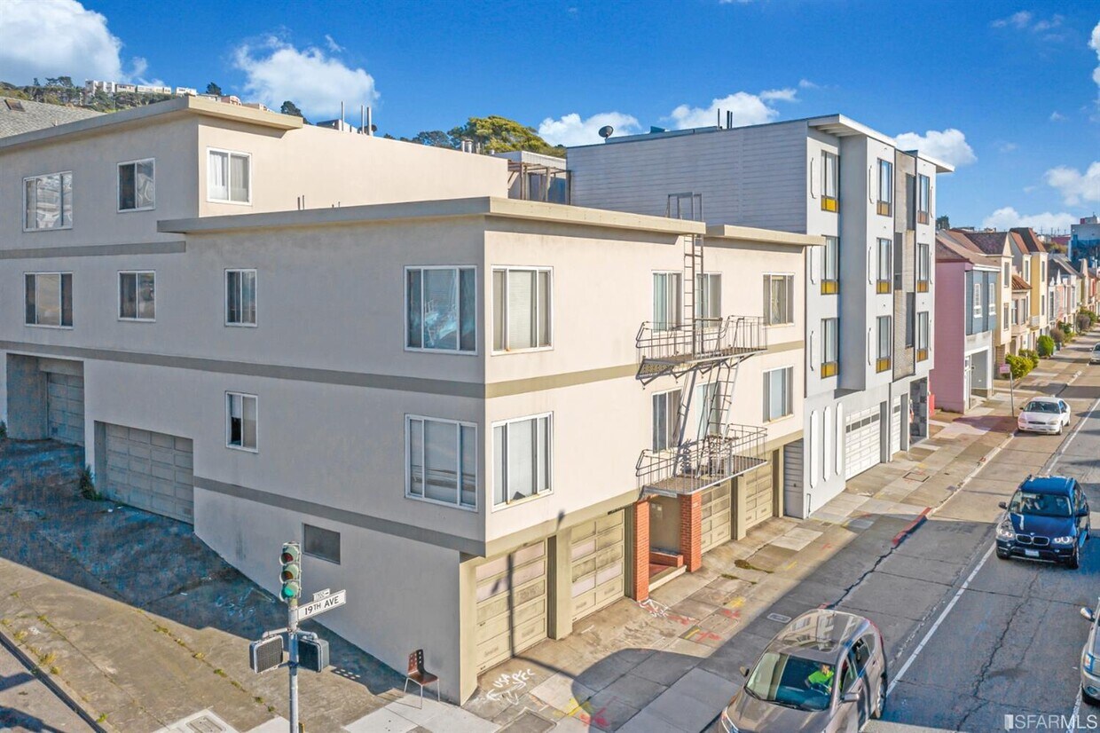 Primary Photo - 1700 19th Ave