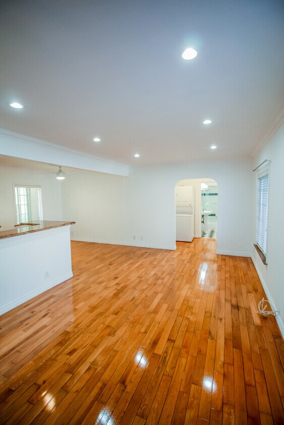 Primary Photo - 1419 N Hayworth Ave